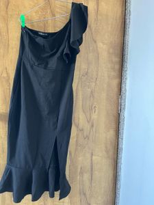 Chic Black One-Shoulder Midi Dress
