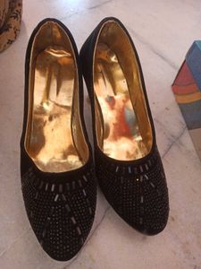 Black Embellished Juttis