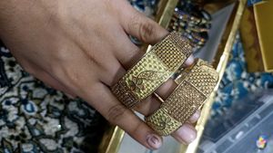 Bangles Set With Golden Kade