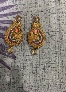 Six Earrings With One Pandle