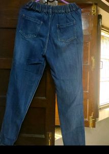 Girls_blue_damage_jeans