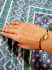 Elegant Gold-Tone Leaf Bangle