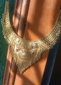 This an necklace in golden color Looks so fancy