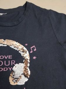 dark blue tshirt for a 9-10 year girl .