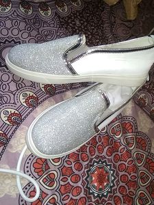 White Shoes Whit Shinny Silver Design
