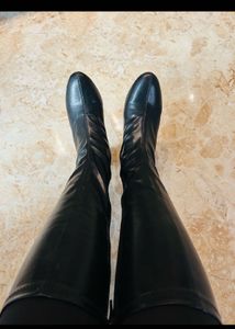 Chic Black Knee-High Boots