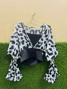 ELEGANT PRINTED TOP WITH FLARED RUFFLE SLEEVES