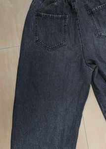 Unisex wide-leg distressed jeans.