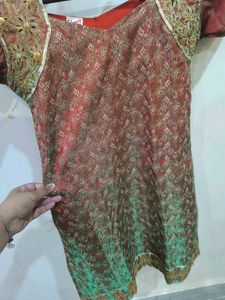 Colour shift orange to green suit