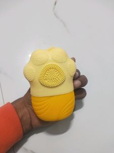 Non Slip Silicone Face Ice Cubes Easy Grip New Unique Shape ice Roller Base Reusable for Beauty  ( 1 pc )