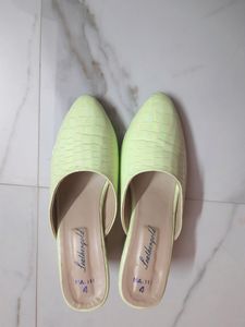 ❗️❗️PRICE DROPPED❗️❗️LEATHER GOLD WOMEN HEELS💚
