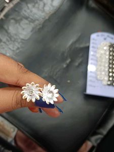 Daisy Stud Set Wasn&#39;t Used It Was From Our Shop