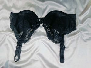 Elegant black. Bra
