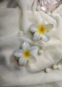 Flower Clip -white 1pc