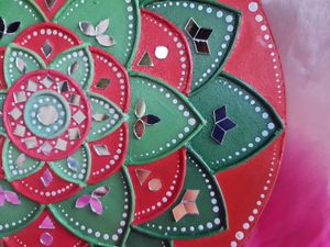 beautiful red and green lippan art