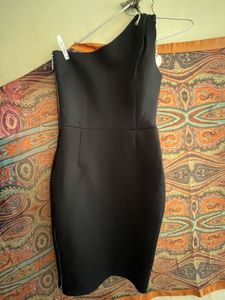Sleek Black One-Shoulder Bodycon Dress
