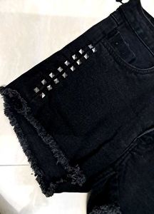 Hi Quality Black Colour Stylish W⅓Shorts