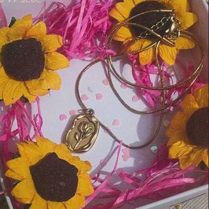 Gold Flower Pendant Necklace