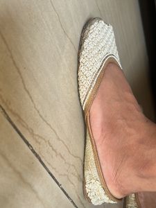 White Pearl Work Mojjedi Juti