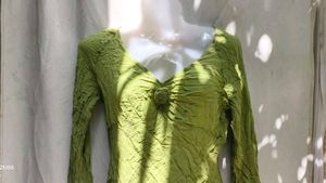 521210. Green Crinkle Top
