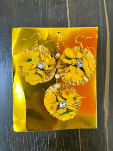 Unopened Haldi Earrings & Maang Tikka