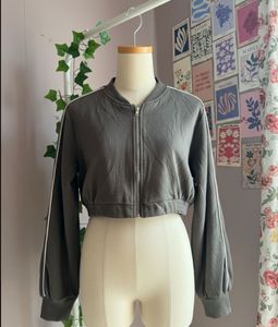 Cropped  Sweater ⬜️🩶🩶