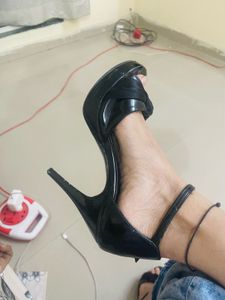 Chic Black Heels with Bow Detail