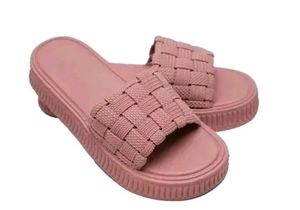 Women&#39;s slippers