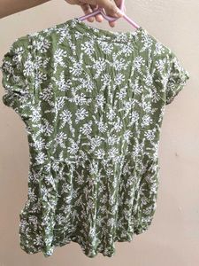 Pretty Green Top - New 💚