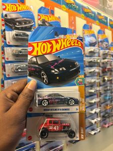 Hot Wheels Nissan Skyline & HW Dirt