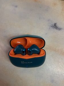 One Plus Earbuds Like New