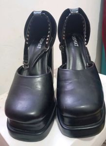 Trendy Valentino heels 👠👠