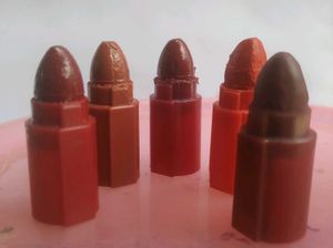 RED SHADE LIPSTICK