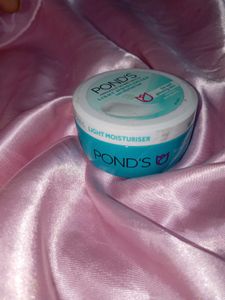 Pond&#39;s Light Moisturiser
