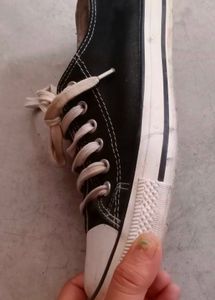balck and white converse