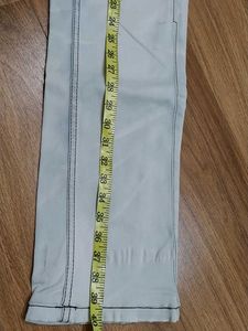 Light Wash Distressed jeans (32-34)