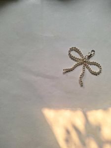 trendy silver bow bag charm 🦢