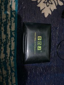 2 sets of earings and 1 eye shadow palette combo