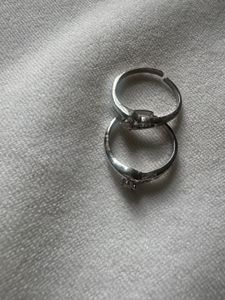 Elegant Silver Toe Ring With White Stone