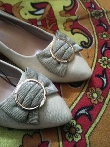 Moodys&#39; Heels with Bow Accent