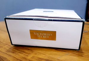 Victoria&#39;s Secret Velvet Petals Set