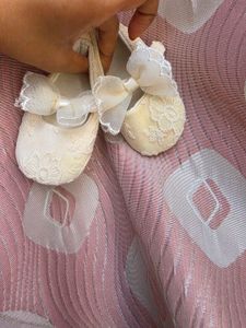 Floral Offwhite Lace Embroidered Shoes Free