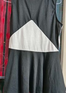 Artistic Monochrome Sleeveless Tunic Top