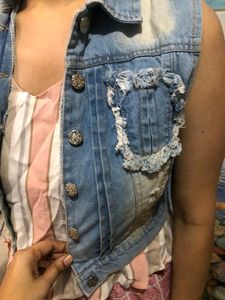 SLEEVE LESS SHORT DENIM JACKET