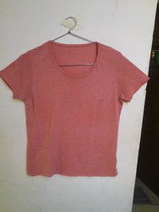 short-sleeved, round-neck t-shirt in muted pink 👕