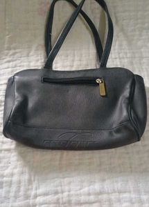 👜 Women’s Black Handbag – Excellent Condition