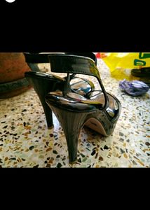 BLACK PENCIL HEELS