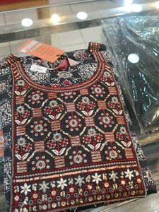 Embroidered Kurti Set L Size