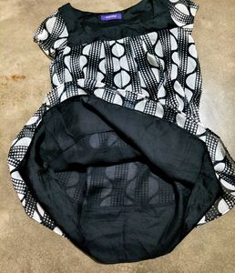 Chic Black &amp; White Top