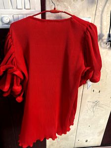 red tunic in wrinkle fabric with ruffle sleeves